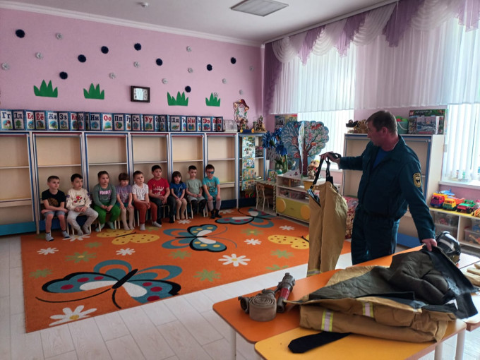 Пожарные -почётная и опасная прфессия Пожарные -почётная и опасная прфессия.